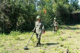 Vietnam, US work on resolving consequences of unexploded ordnance  - ảnh 1